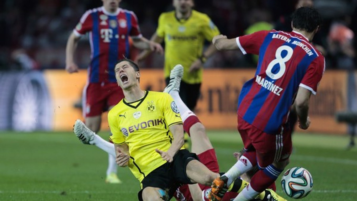 Roberta Lewandowskeho z Dortmundu fauluje Toni Kroos (schovaný), vpravo je Javier Martinez.