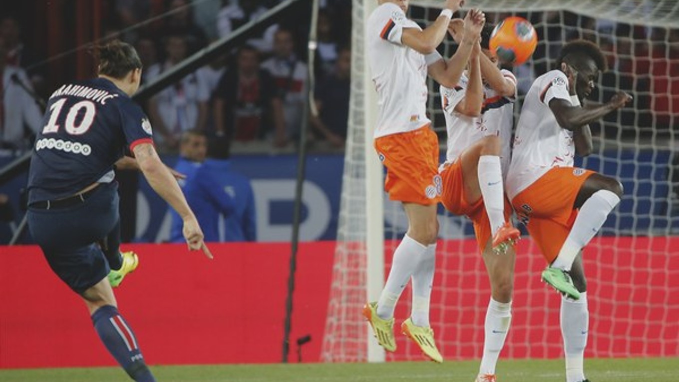 Zlatan Ibrahimovič zahráva priamy kop proti Montpellier.