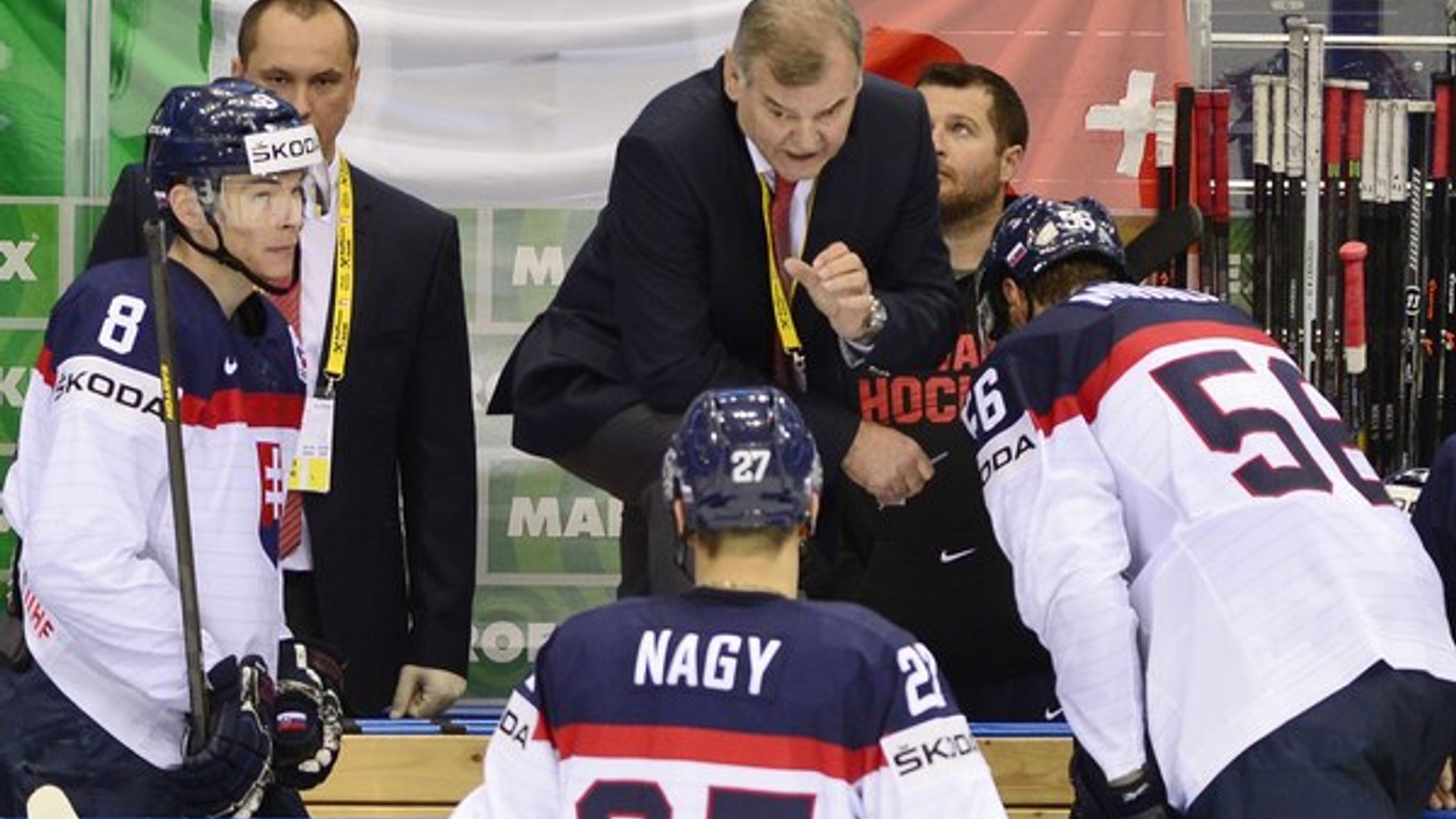 Na snímke v pozadí uprostred tréner slovenského tímu Vladimír Vůjtek, vľavo Marek Ďaloga, v popredí Ladislav Nagy a Vladimír Mihálik.