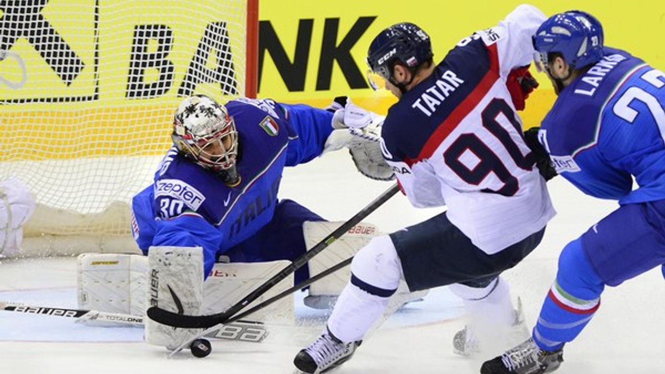 Na snímke zľava taliansky brankár Daniel Bellissimo, slovenský hokejista Tomáš Tatar a Thomas Larkin.