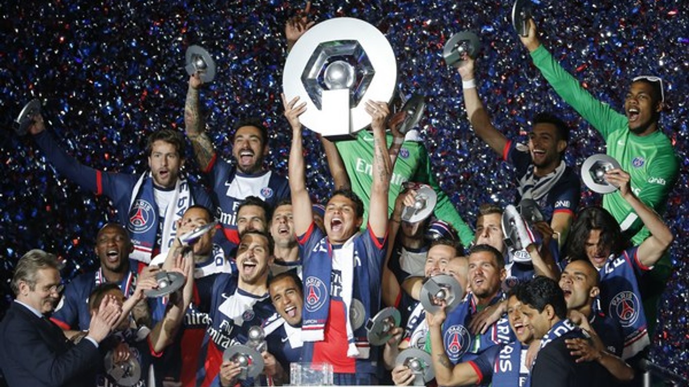 Trofej drží Thiago Motta.