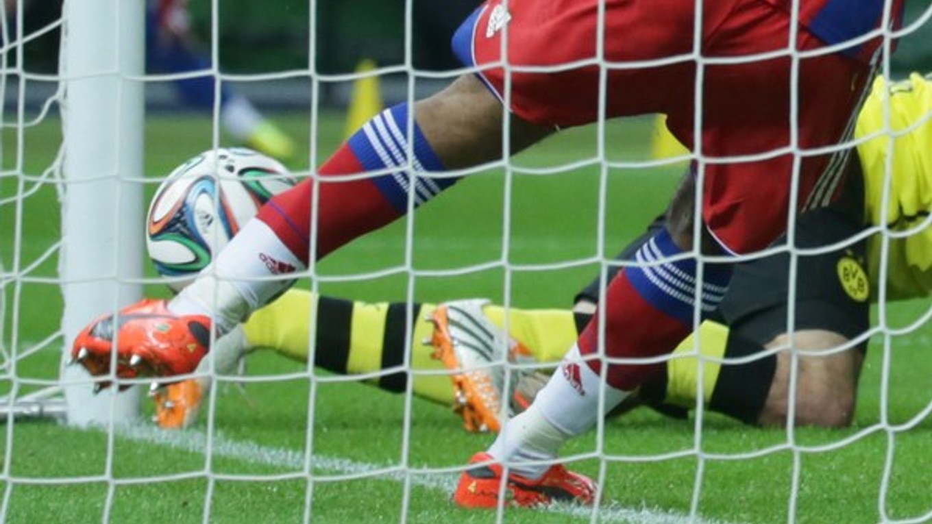 Dante takto odkopáva loptu podľa viacerých záberov už spoza bránkovej čiary.