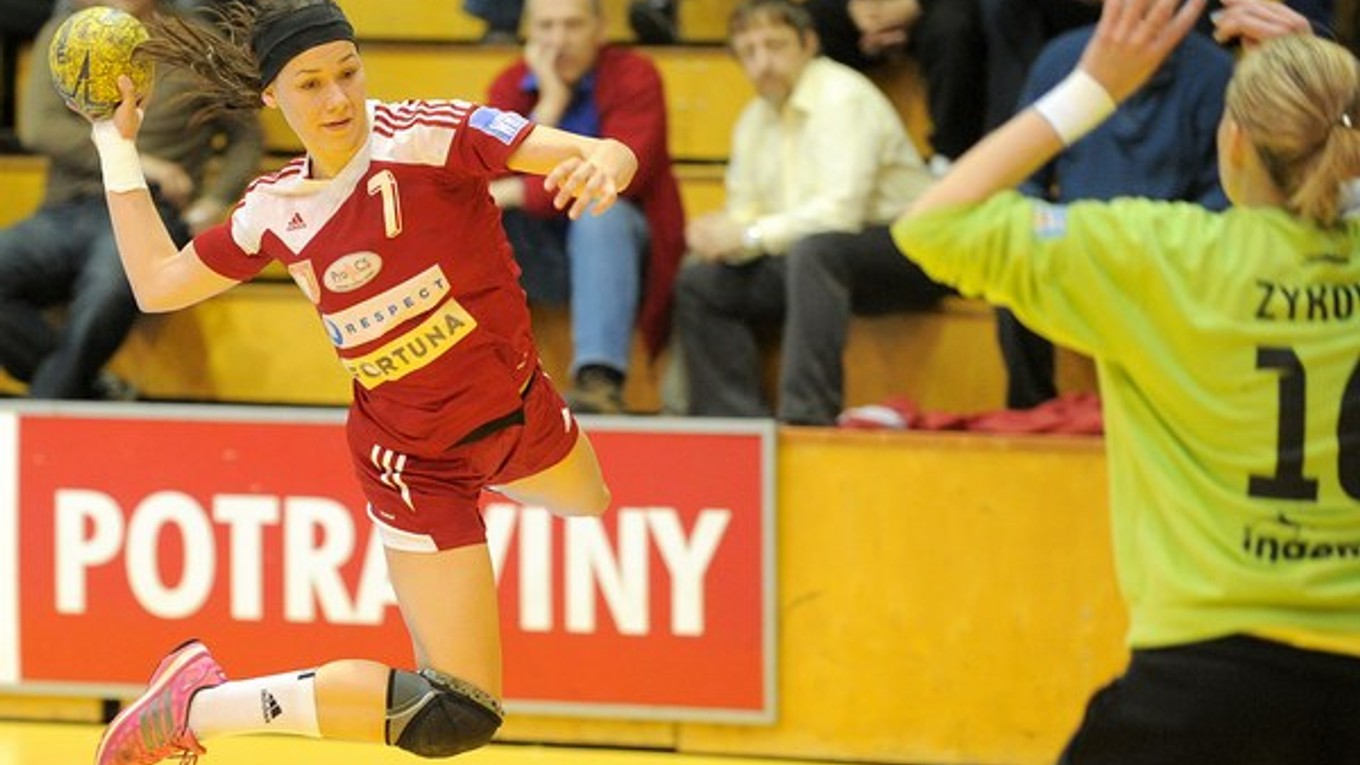 Dominika Kodajová z HK Slovan Duslo Šaľa (vľavo) a brankárka Anastasiia Zykova z Iuventa Michalovce.