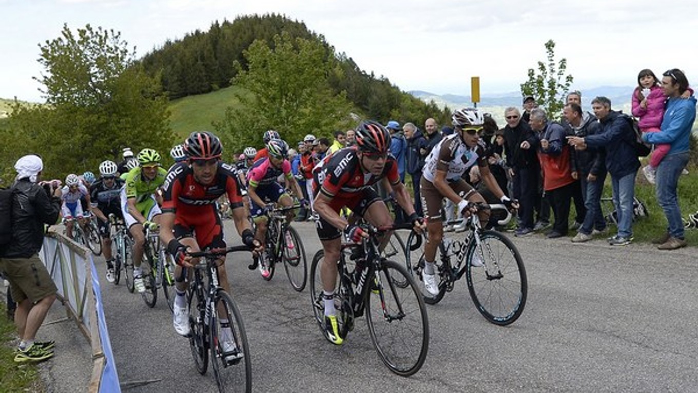Giro d´Italia: Cadel Evans (v strede).