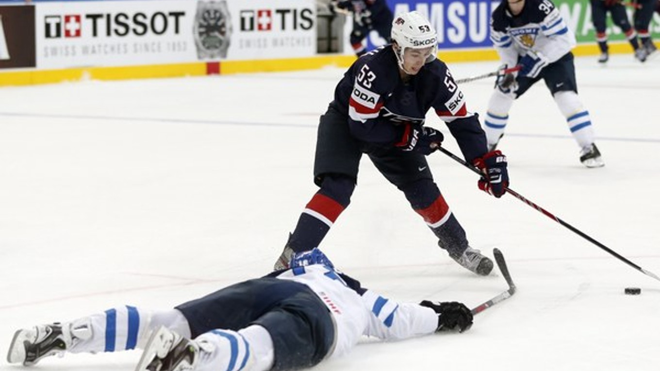 Útočník USA Johnny Gaudreau a fínsky obranca Tuukka Mantyla (na ľade).