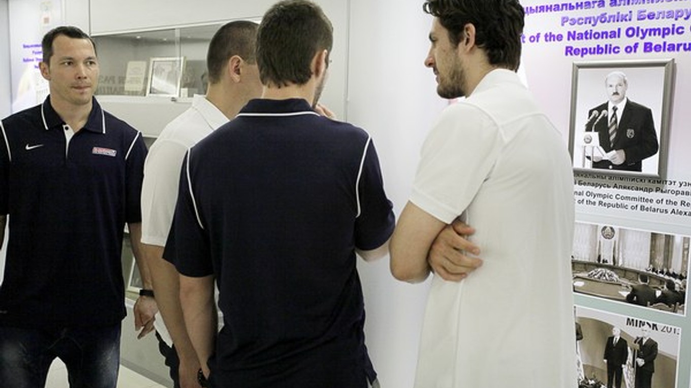 Ladislav Nagy (vľavo) počas recepcie slovenskej hokejovej reprezentácie u veľvyslanca SR Miroslava Mojžitu v Národnom olympijskom centre Bieloruskej republiky.