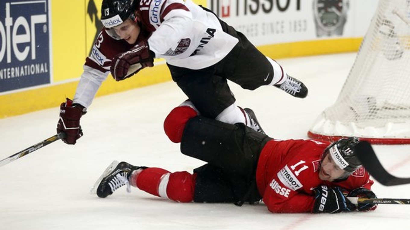 Lotyš Guntis Galvins padá cez Švajčiara Benjamina Plussa.