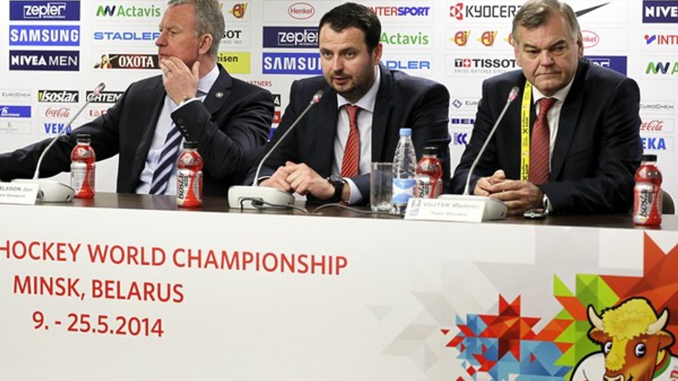 Vladimír Vůjtek (vpravo) počas tlačovej konferencie po zápase Dánsko - Slovensko.