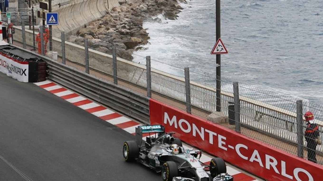 Jazdec Mercedesu Lewis Hamilton na prvom tréningu.