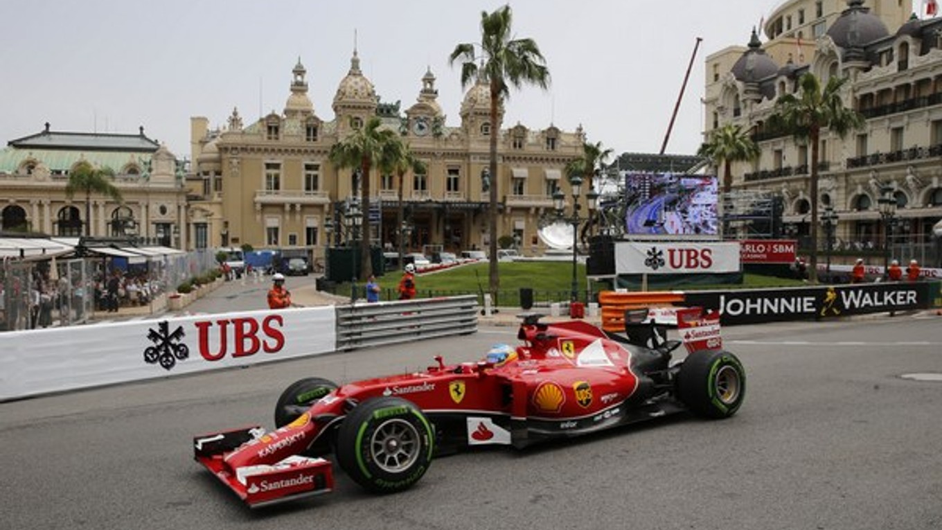 Španiel Fernando Alonso na trati v Monaku.