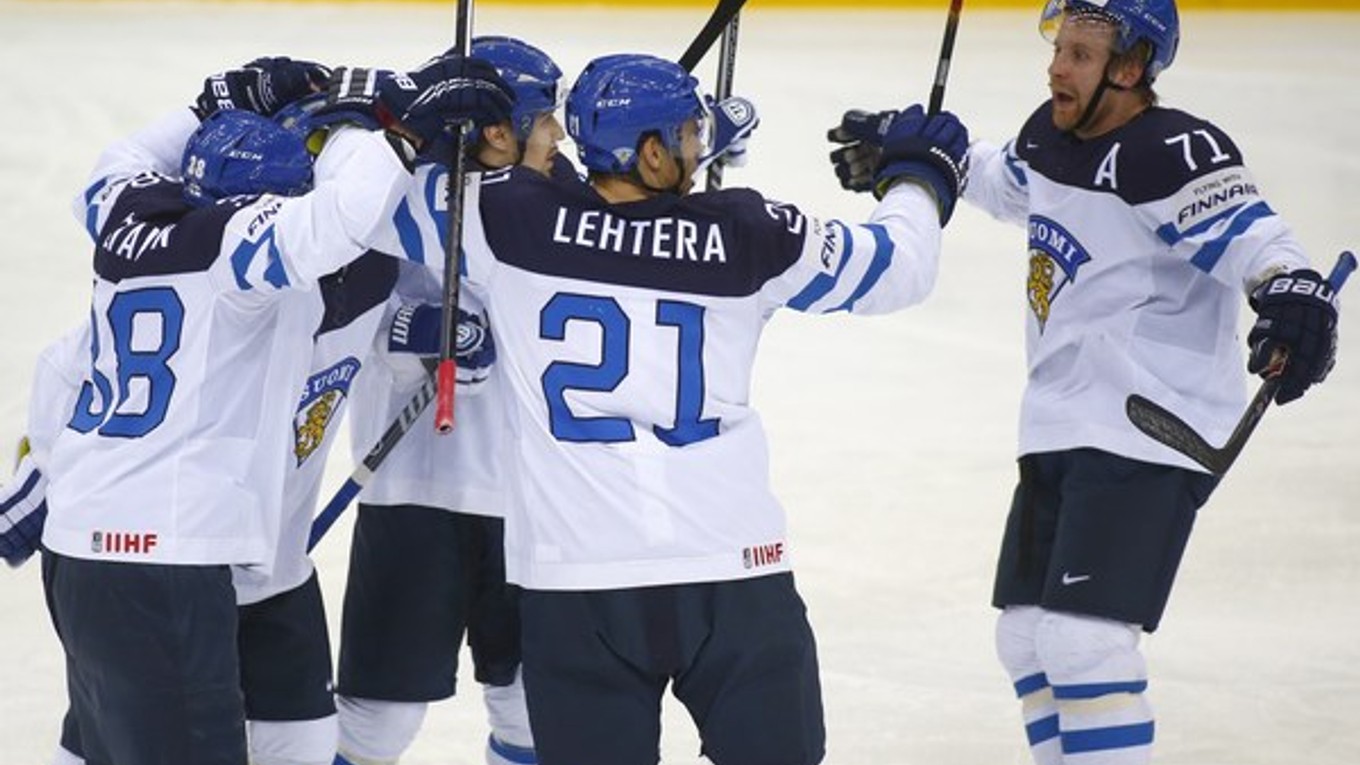 Fíni oslavujú gól Olliho Palolu.