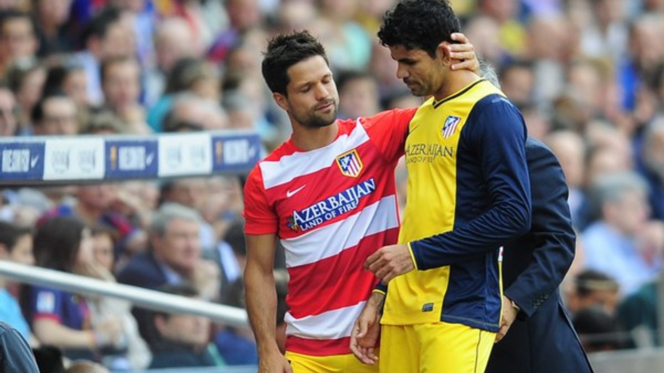 Diego Costa (v žltom) posledný ligový zápas na ihrisku Barcelony nedohral pre zranenie.