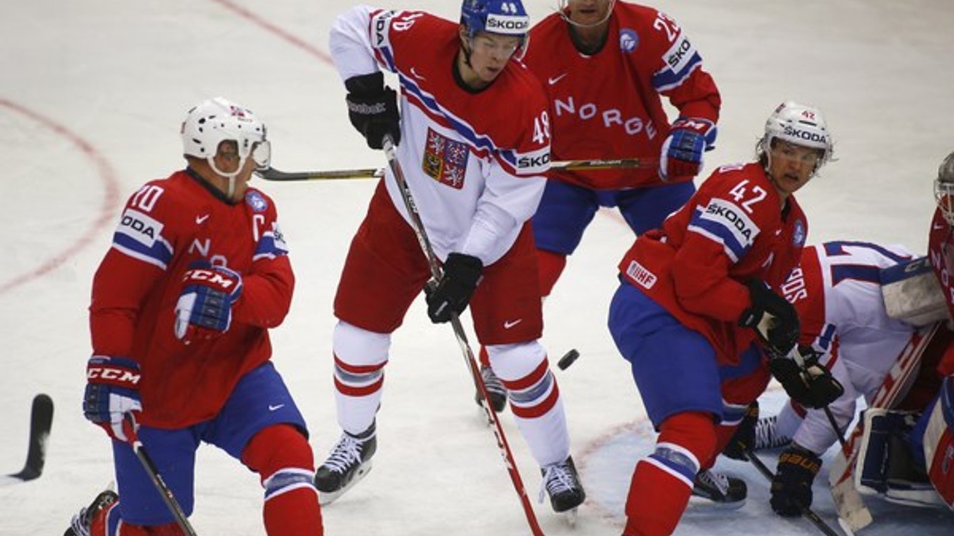 Tomáš Hertl (v strede).