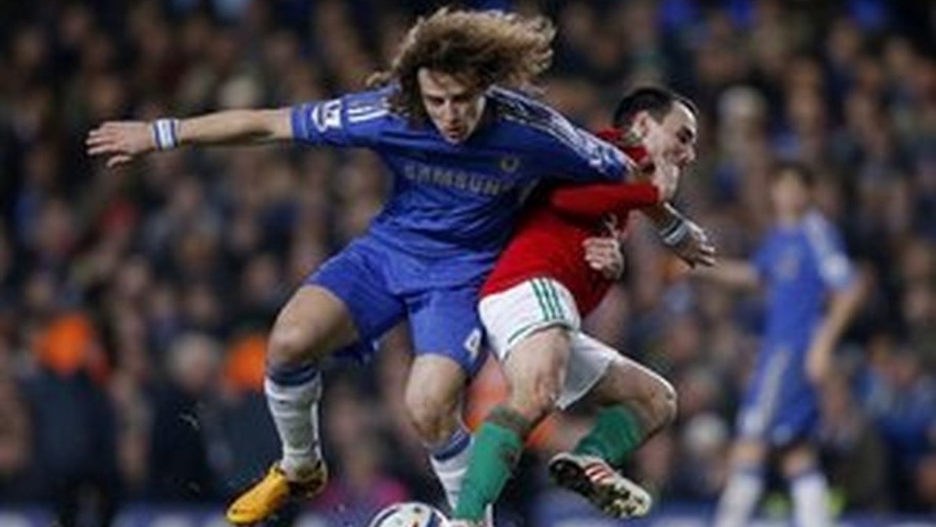 David Luiz v modrom drese Chelsea.