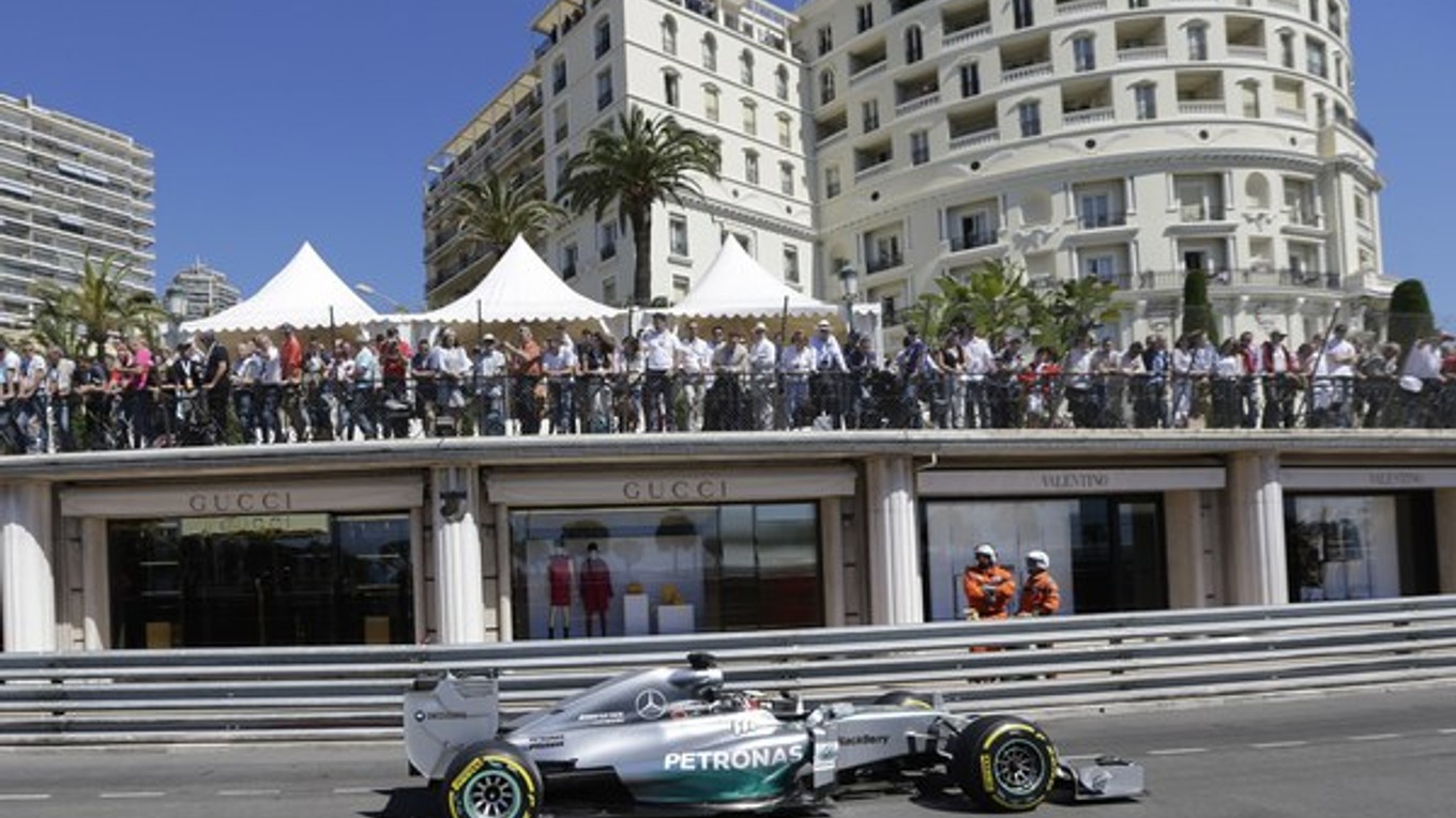 Lewis Hamilton na okruhu v Monaku.
