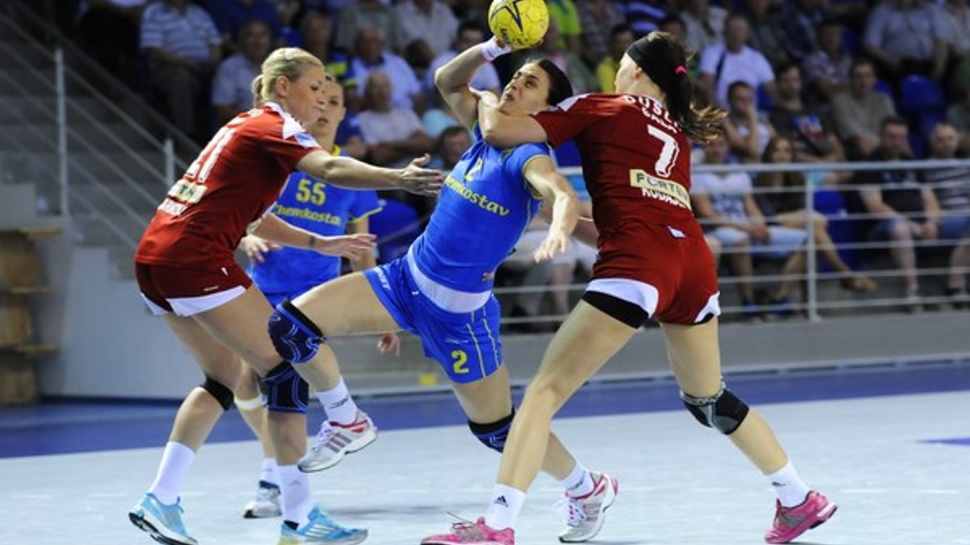 Hráčka Michaloviec Tanja Kiridžič (s loptou), hráčky Šale Simona Szarková (vľavo) a Dominika Kodajová(vpravo) počas piateho stretnutia národného finále play-off v hádzanej žien.