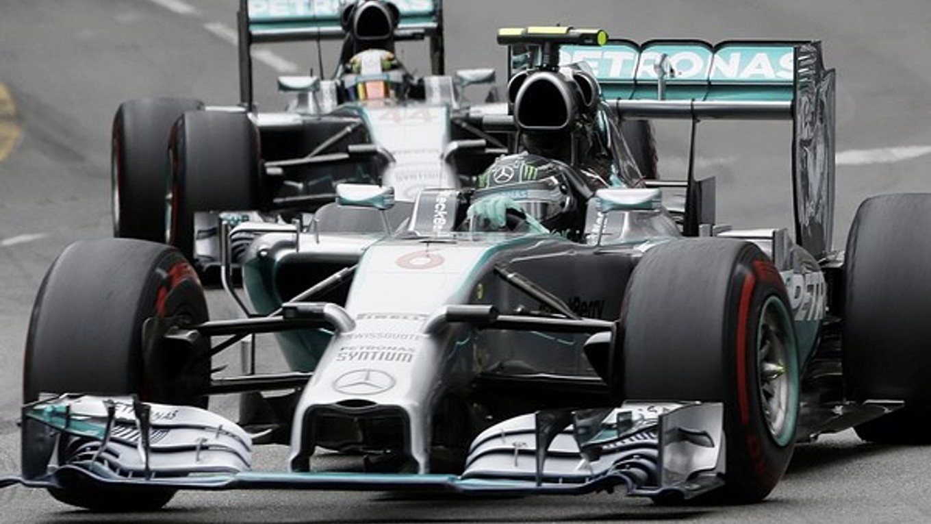 Piloti Mercedesu, vpredu Nico Rosberg.
