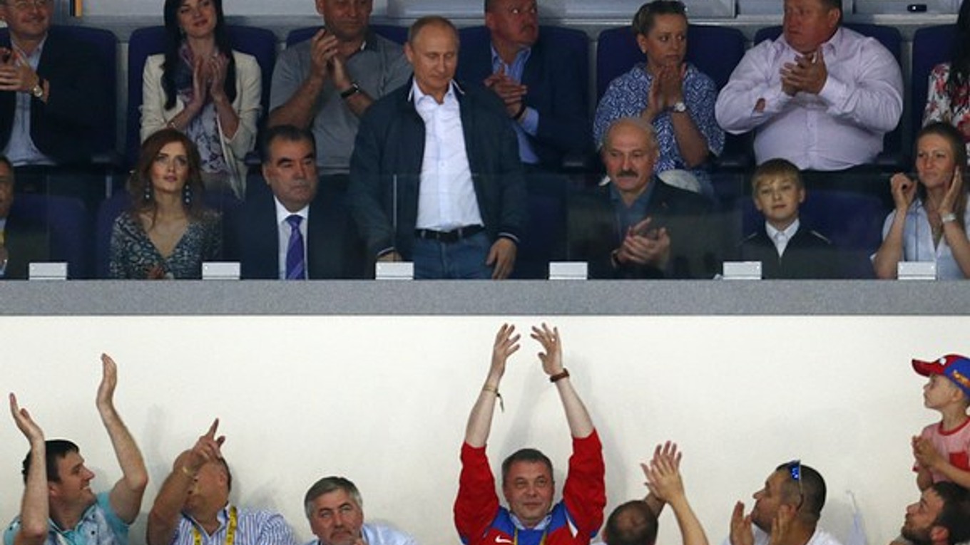 Diváci v Minsku sa hokejom veľmi dobre bavili. A aj Putin (uprostred) s Lukašenkom (sedí vpravo).