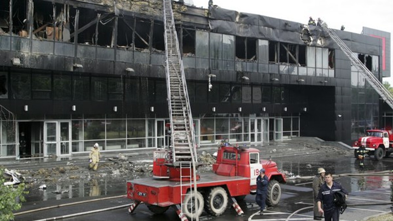 Hokejový štadión ukrajinského Donbasu Doneck po požiari.