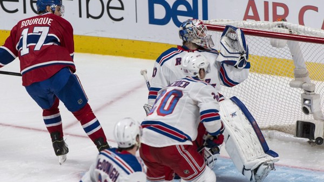 Rene Bourque y Montrealu sa pozerá na puk v bránke Cama Talbota z New Yorku Rangers.