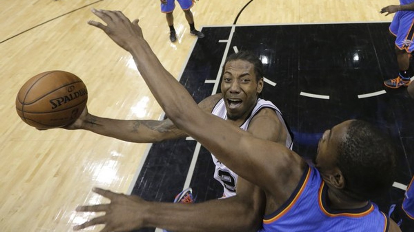 Basketbalisti San Antonia sa zabávali.
