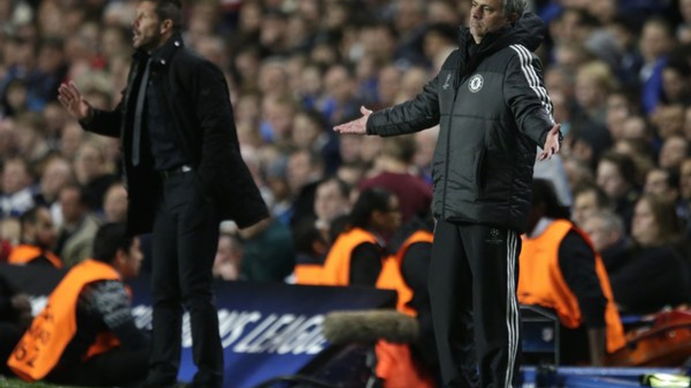 Mourinho (vpravo) a tréner Atlética Madrid Diego Simeone.