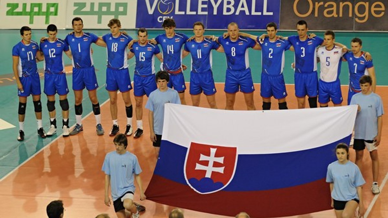 Reprezentácia Slovenska pred zápasom s Maďarskom počas prvého dňa kvalifikačného turnaja C-skupiny o postup na E 2015 v Poprade 23. mája.