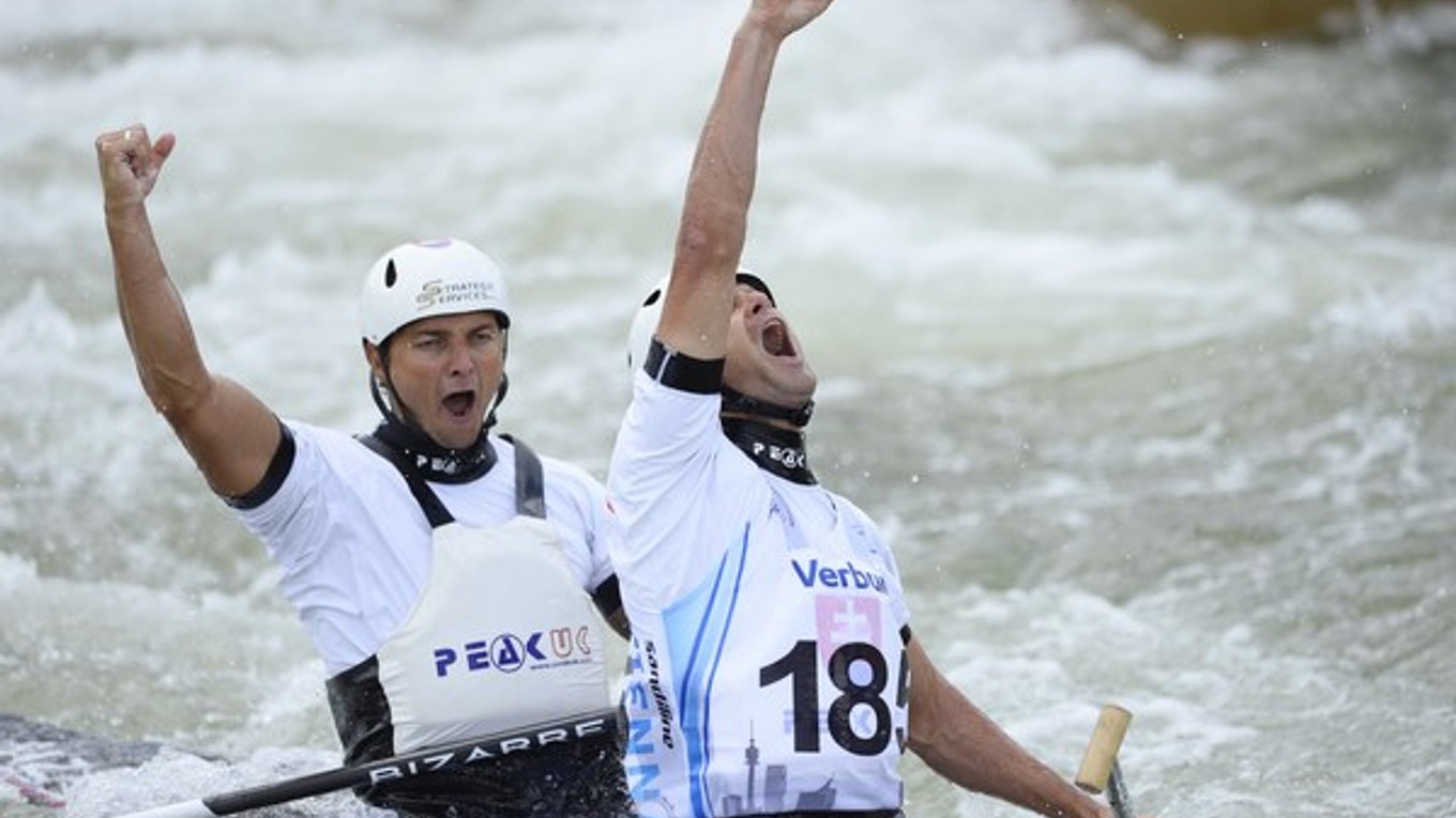 Slovenskí deblisti Ladislav a Peter Škantárovci finišujú ako prví vo finálovej jazde v kategórii C2 mužov na majstrovstvách Európy.