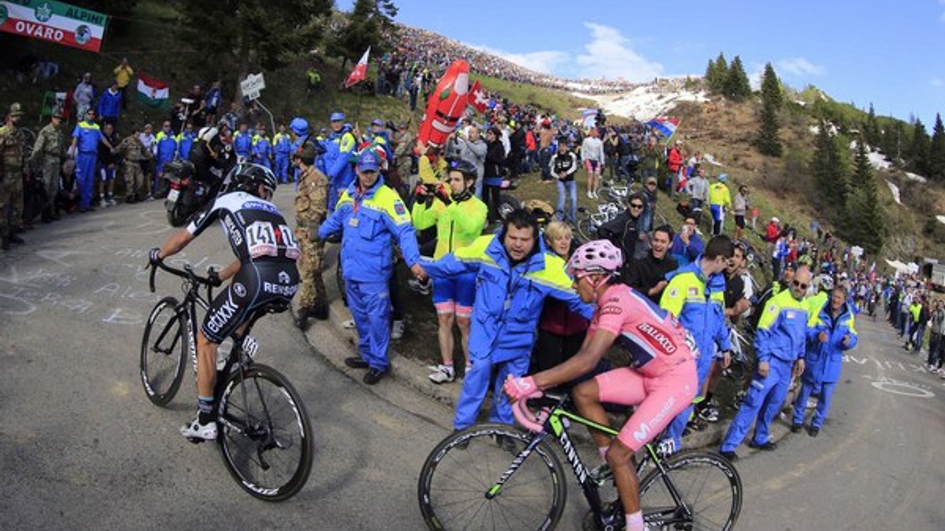 Nairo Quintana v ružovom tričku najlepšieho pretekára Gira. Davy fanúšikov nechýbali ani v talianskych horách.