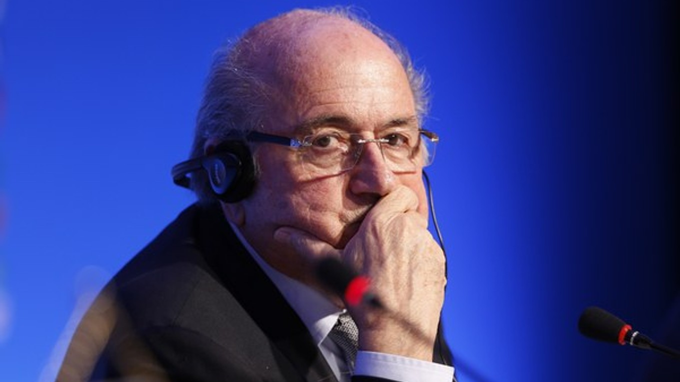 Šéf FIFA Sepp Blatter má veľa o čom premýšľať.