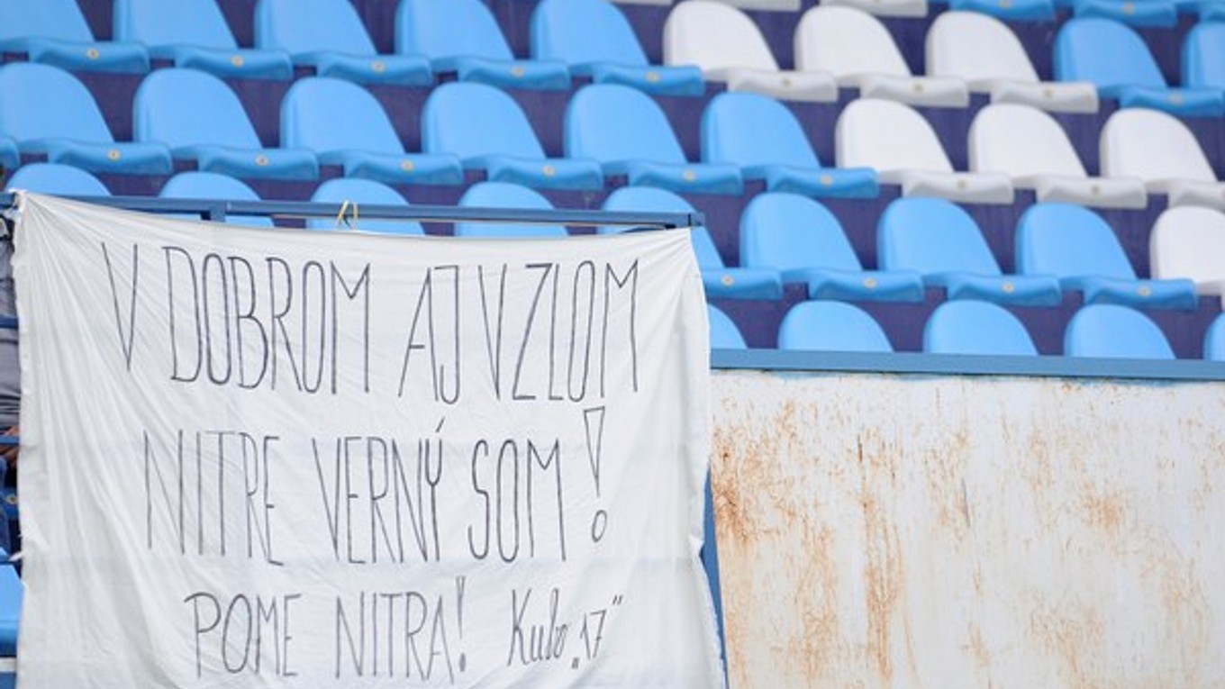 Transparent na tribúne FC Nitra počas 33. kola. Nitra z ligy vypadla.