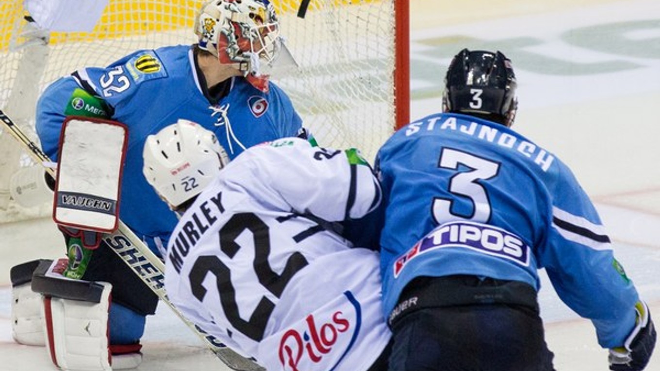 Brankár Slovana Jaroslav Janus, prekonáva ho hráč Záhrebu Mathew Murley, ktorý bude od novej sezóny tiež v Slovane.