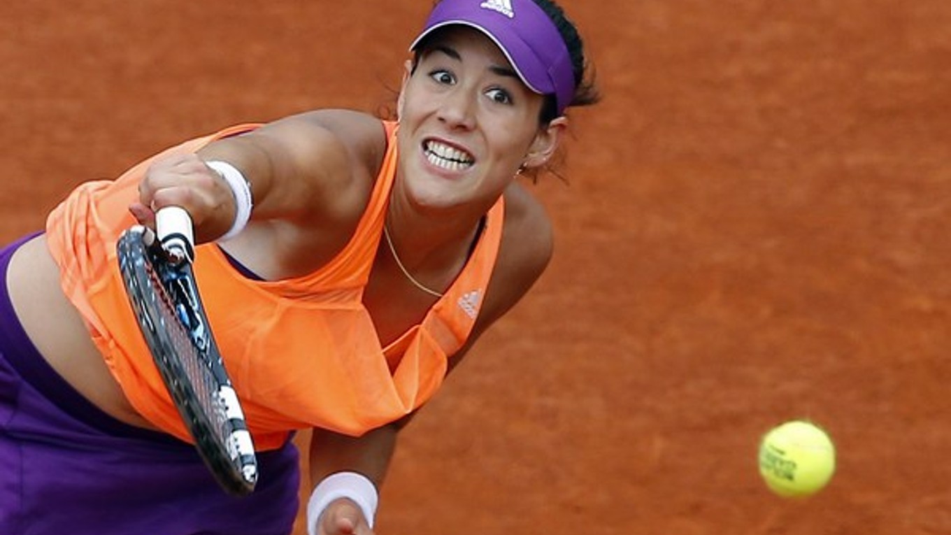 Španielska tenistka Garbine Muguruzová Blancová podáva proti Ruske Marii Šarapovovej vo štvrťfinále.