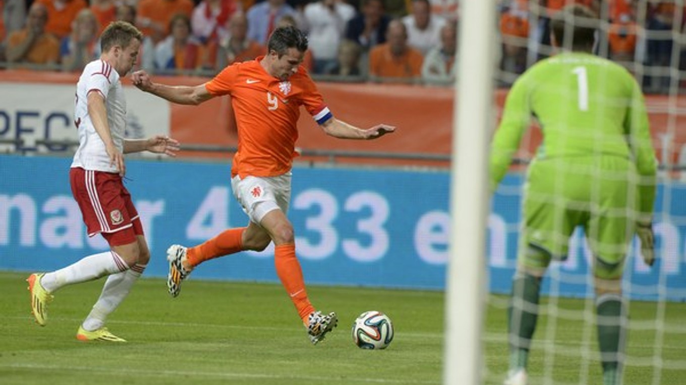 Robin van Persie v oranžovom drese Holandska v zápase s Walesom.