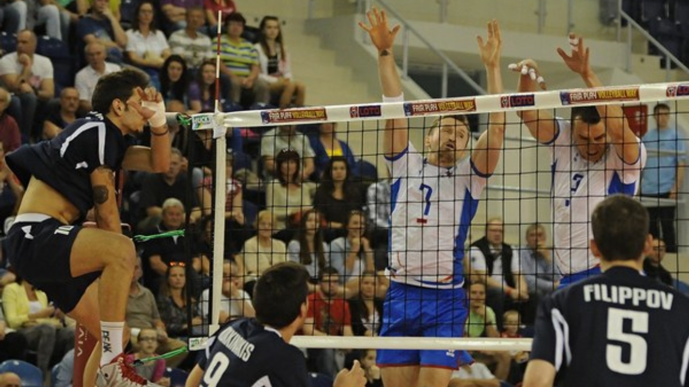 Slovenskí volejbaloví reprezentanti Michal Masný (v strede) a Emanuel Kohút blokujú v zápase  kvalifikácie ME Slovensko - Grécko v Poprade.