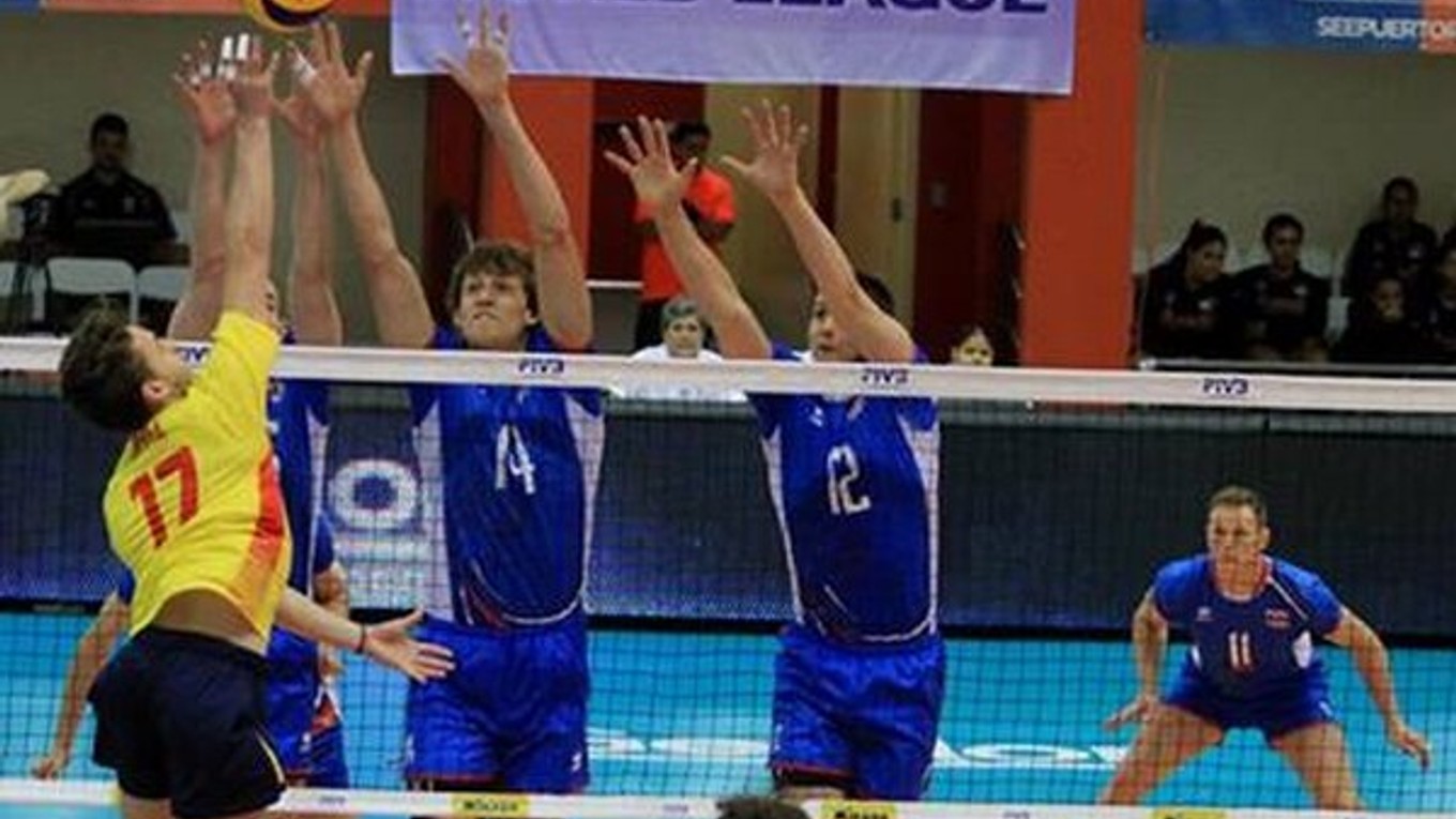 Slovenský trojblok v zápase Svetovej ligy proti Španielsku.