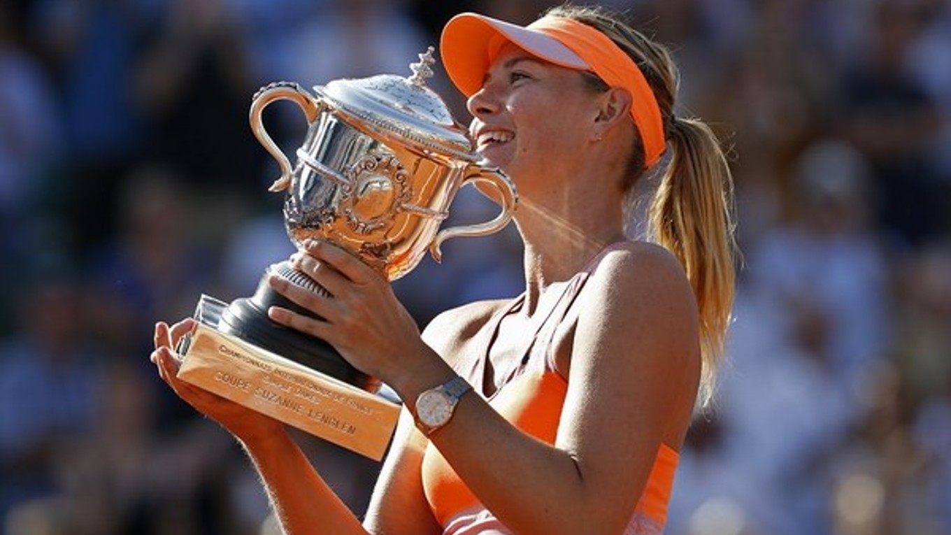 Maria Šarapovová s trofejou pre víťazku Roland Garros.