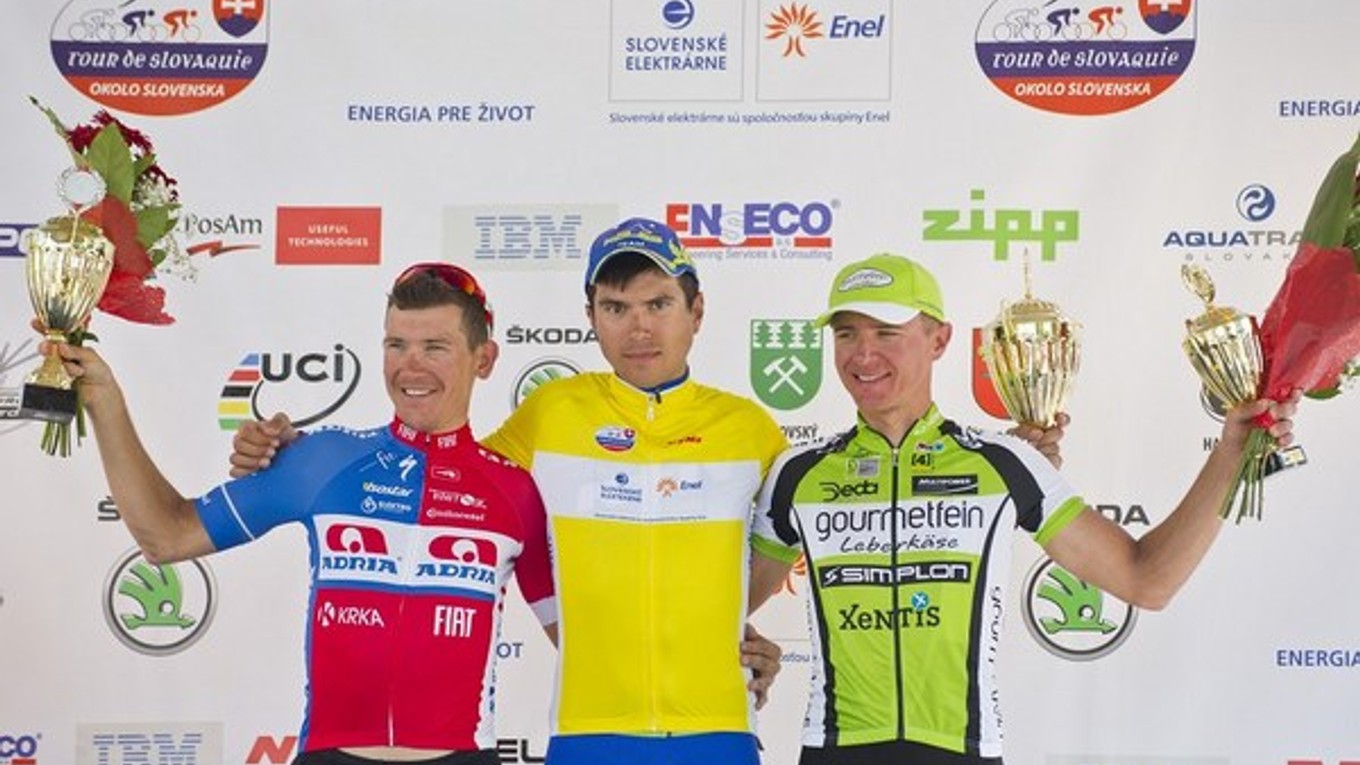 Víťaz Okolo Slovenska Alexander Polivoda (uprostred).