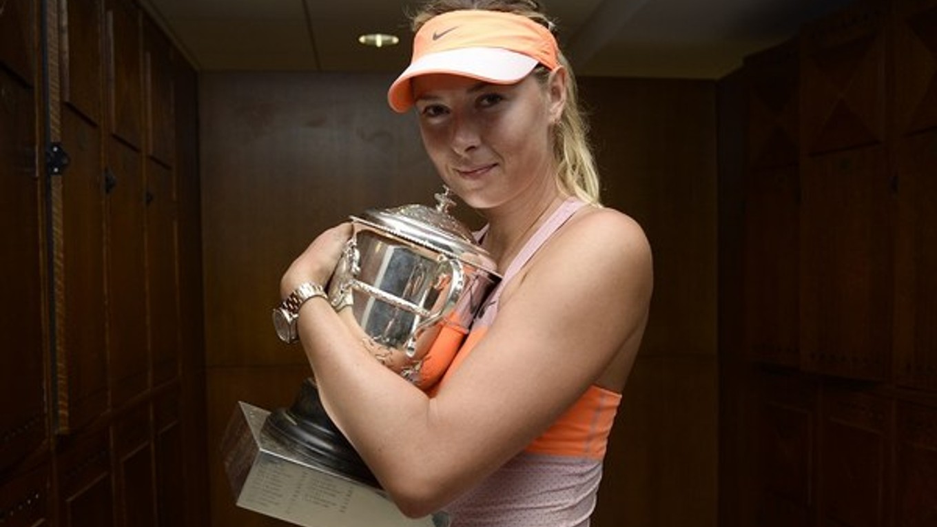 Maria Šarapovová si takto vyobjímala trofej za víťazstvo na Roland Garros.