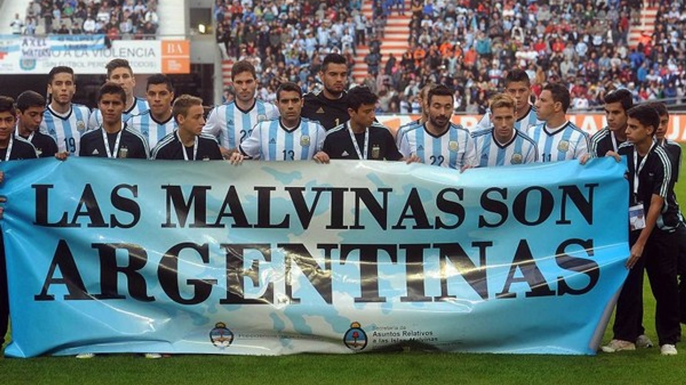 Argentínčania s kontroverzným transparentom.