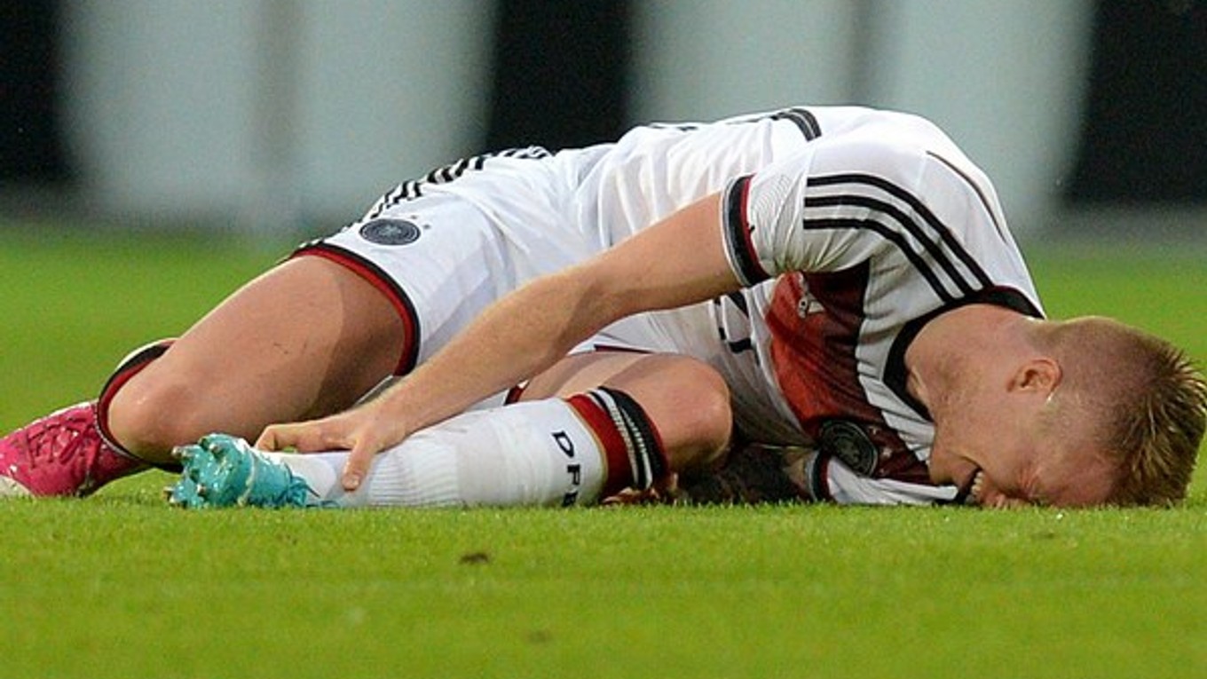 Nemec Marco Reus sa v prípravnom zápase vážne zranil a v Brazílii si nezahrá.