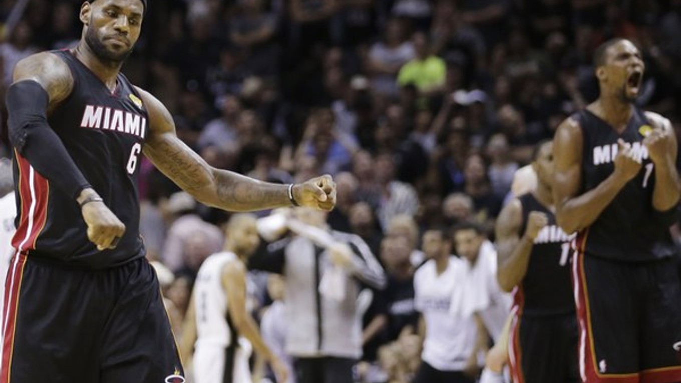 LeBron James sa po kŕčoch vrátil do zostavy Heat.