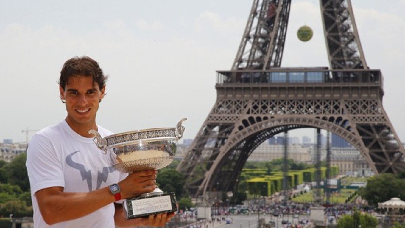 Rafael Nadal s Pohárom mušketierov pod Eiffelovou vežou.