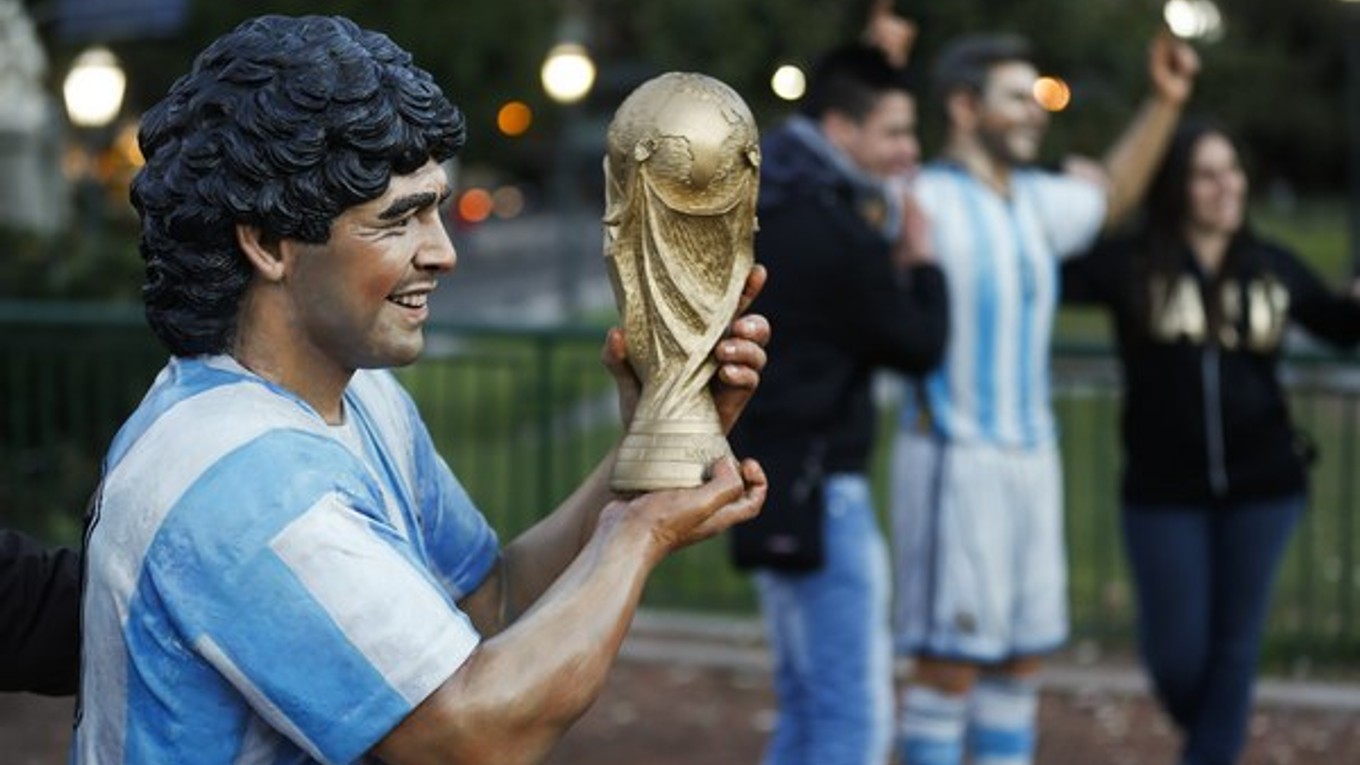 Maradonova socha v Buenos Aires.