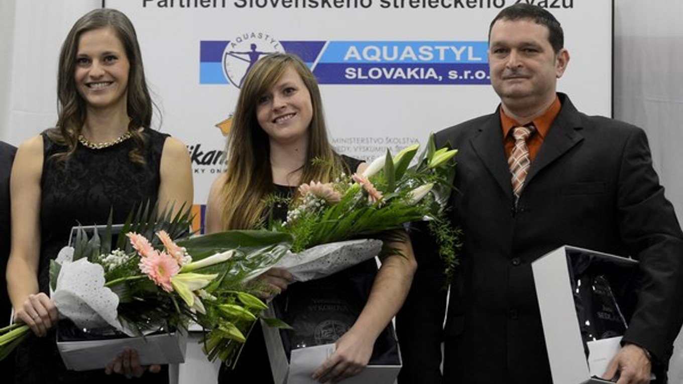 Zľava strelkyňa Danka Barteková vyhrala v kategórii Skeet, najlepšia juniorka Veronika Sýkorová a tréner Juraj Sedlák počas vyhodnotenia najlepších strelcov 4. decembra 2013 v Bratislave.