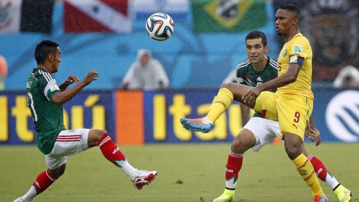 Samuel Eto'o (vpravo) počas zápasu s Mexikom.