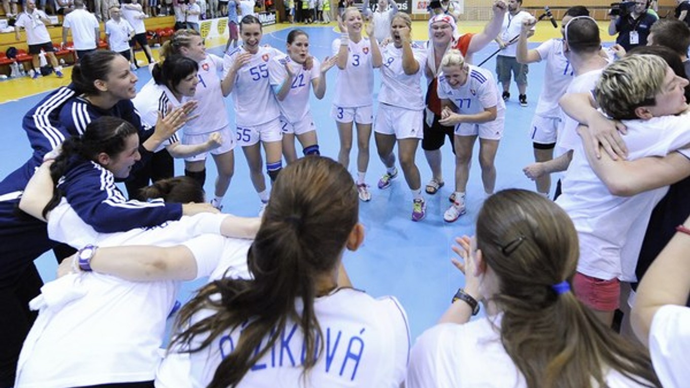 Slovenské hádzanárky oslavovali v Šali historický postup na majstrovstvá Európy.