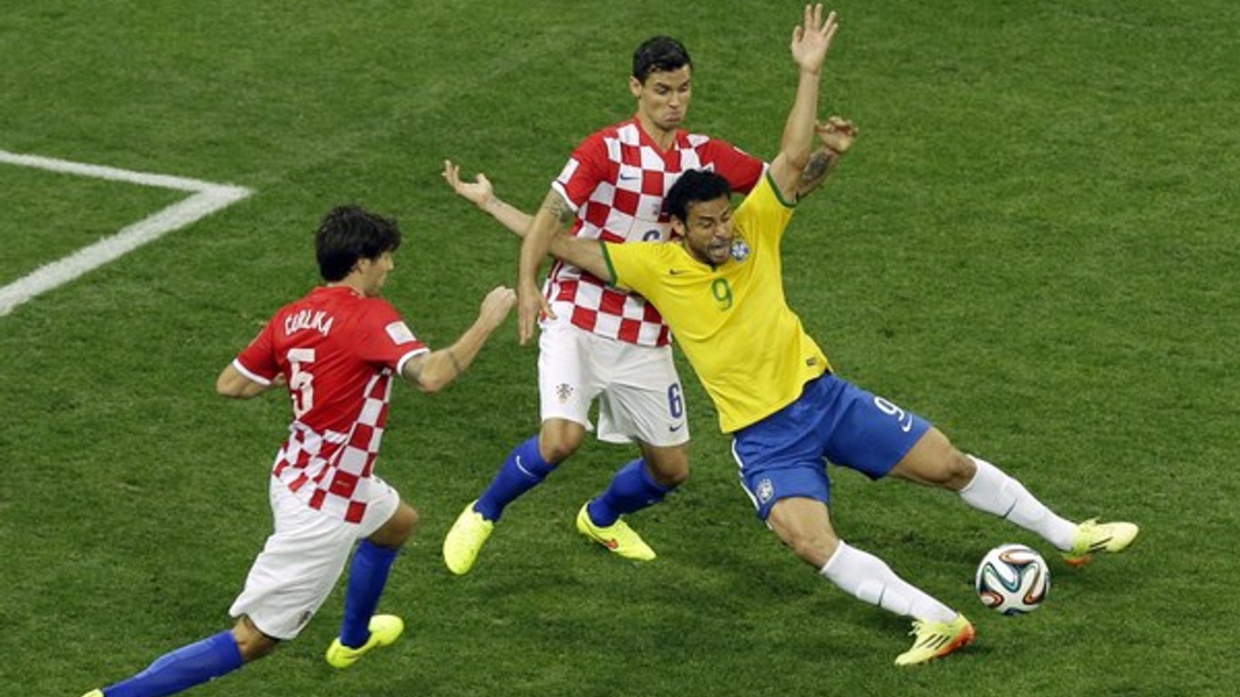 Chorvátom gól v prvom polčase na výhru s Brazíliou nestačil. Takto spadol Fred a kopala sa penalta.