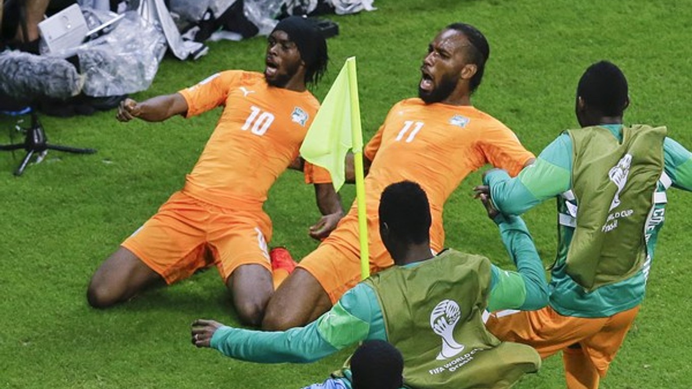 Futbalisti Pobrežia Slonoviny dokázali zápas s Japonskom otočiť. Druhý gól oslavujú Gervinho a Drogba.