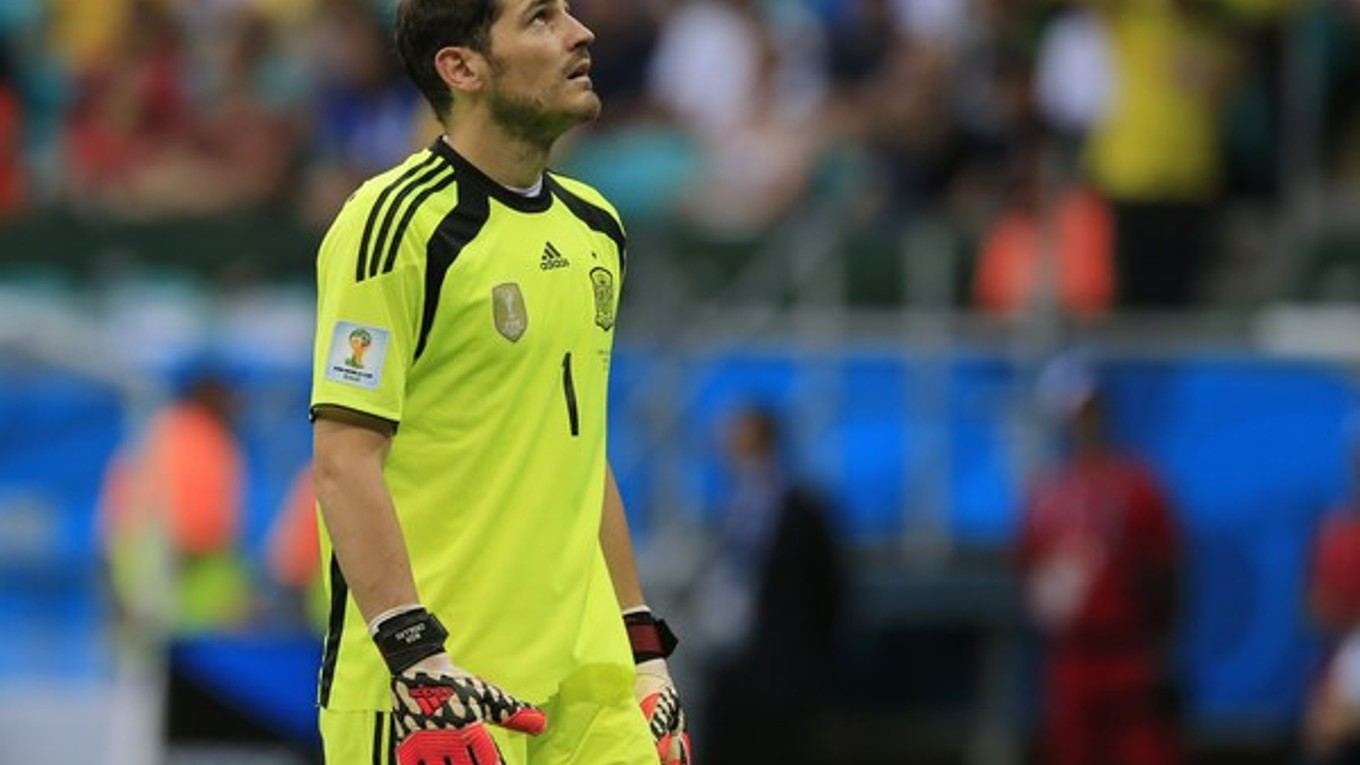Zdolaný Iker Casillas.